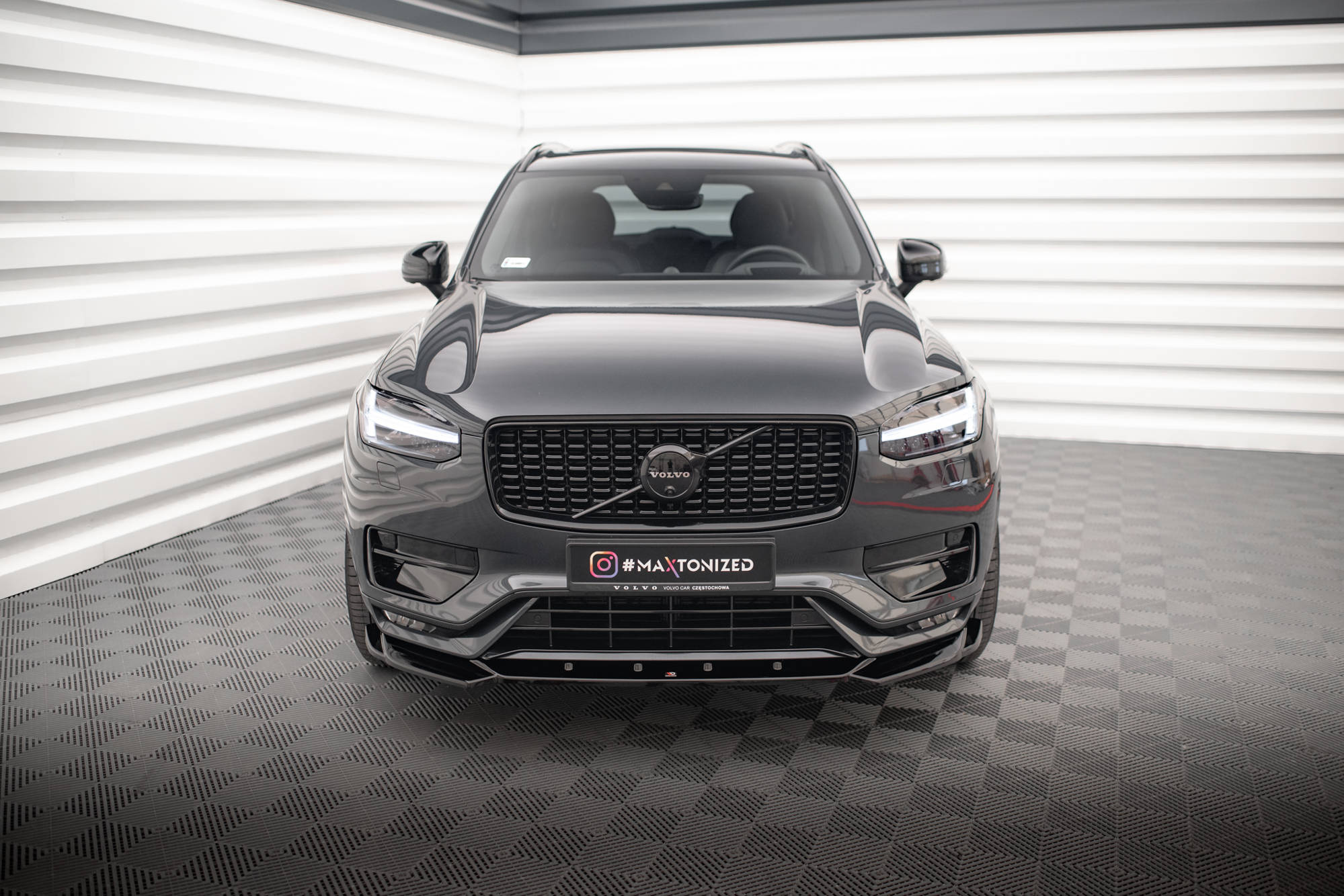 Voorspoiler V.1 Volvo XC90 R-Design Facelift 2019-2024 Maxton Glans Zwart