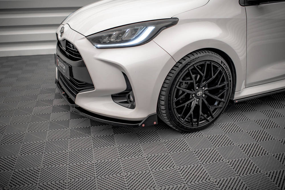 Voorspoiler V.1 met Canards Toyota Yaris MK4 Maxton Glans Zwart