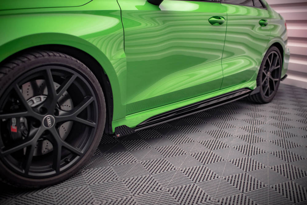 Street Pro Zijskirts met Canards Audi RS3 Sedan 8Y Maxton