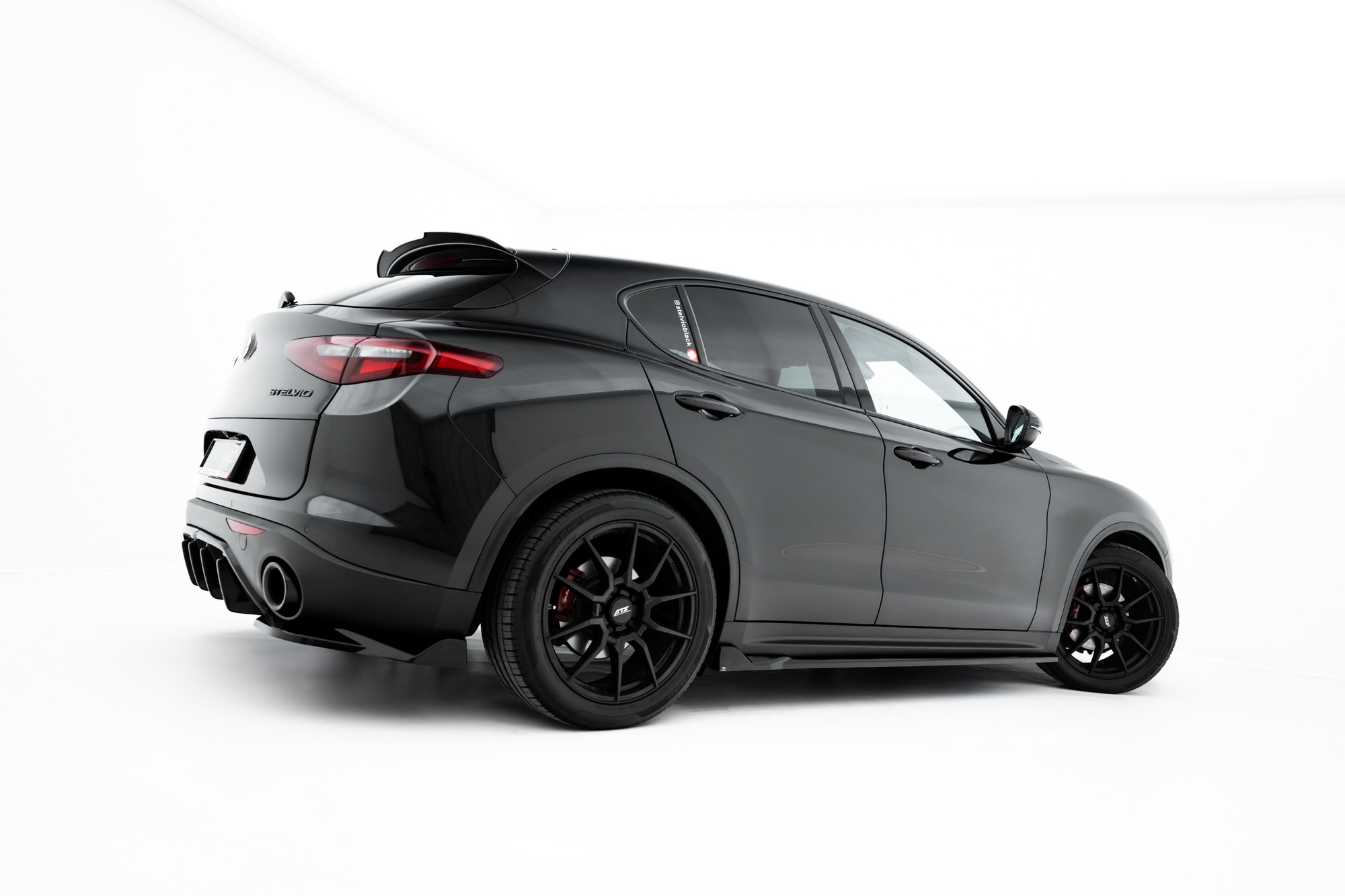 Bodykit Alfa Romeo Stelvio MK1 Maxton Glanzend zwart