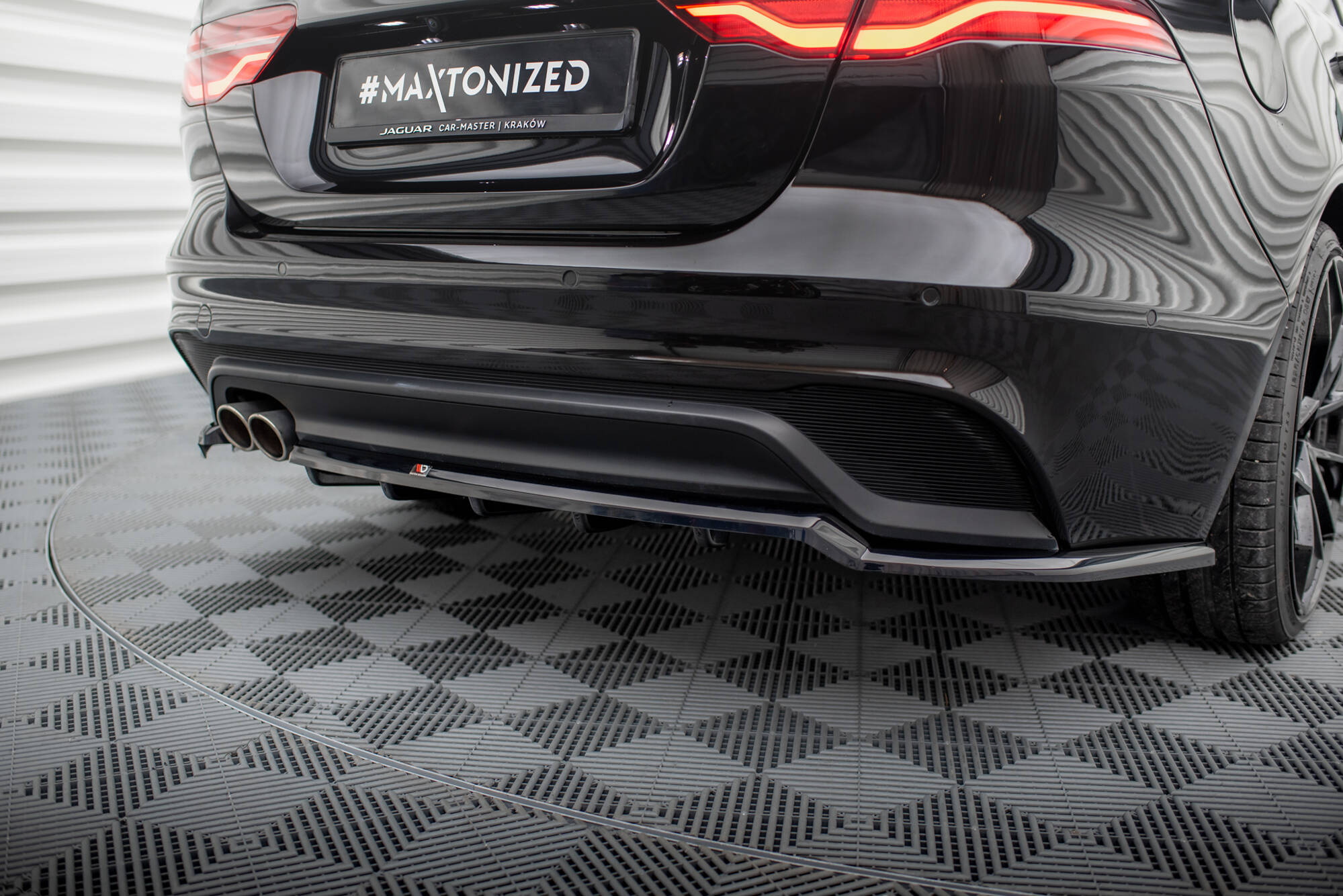 Bodykit Jaguar XE X760 Facelift Maxton Glanzend zwart