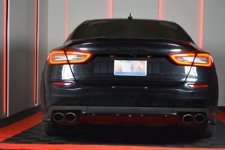 Diffuser Maserati Quattroporte Maxton Design Glans zwart