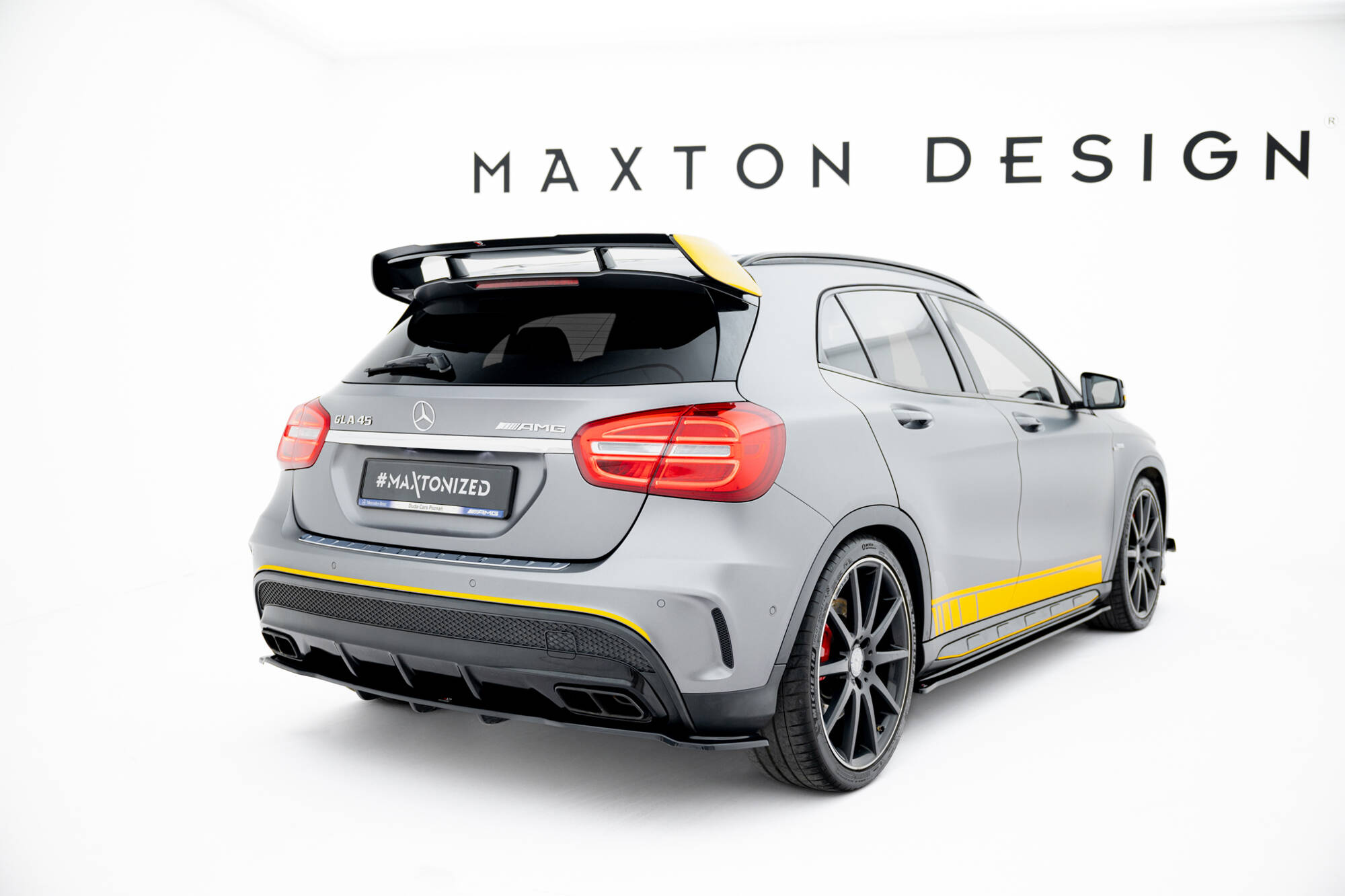 Bodykit Mercedes-Benz GLA 45 AMG Off-roader X156 Maxton Glanzend zwart