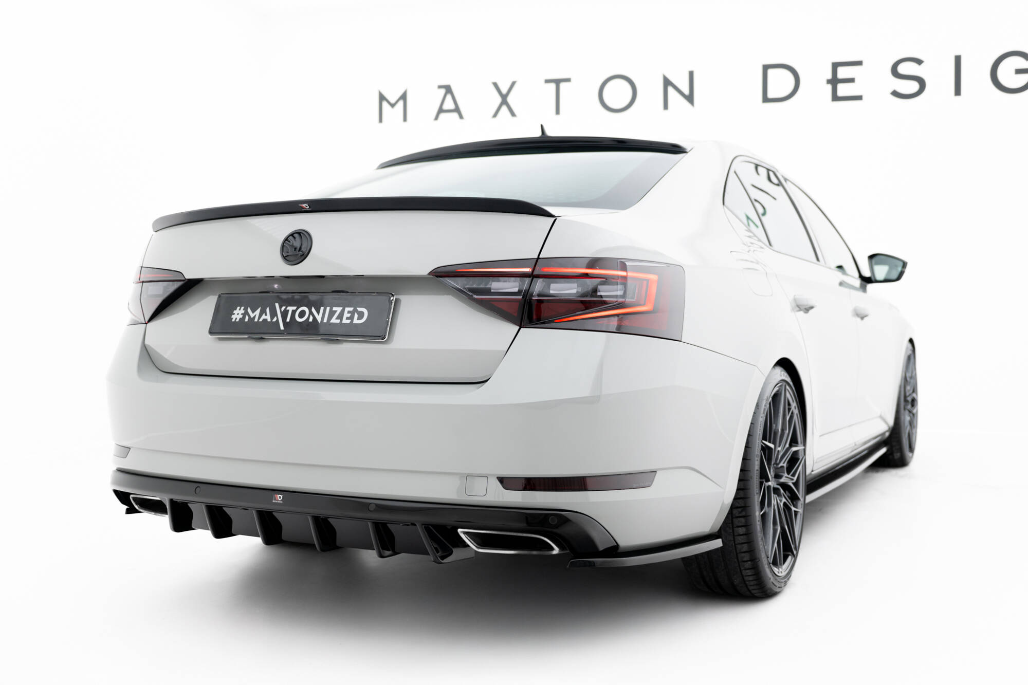 Achterzij Spoilers V.3 Skoda Superb Liftback / Combi MK3 Maxton Glanzend zwart