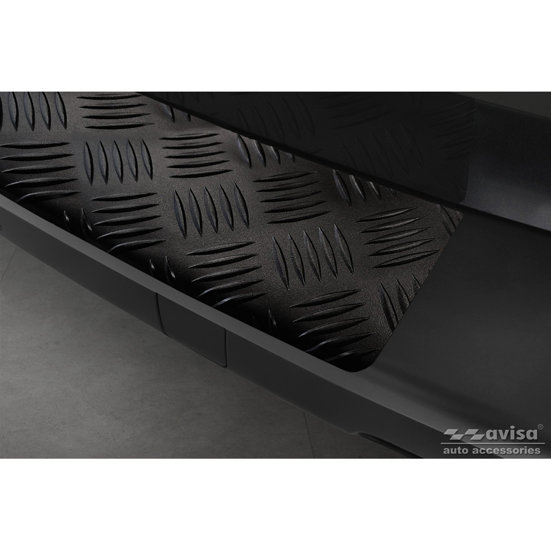 Matzwart Aluminium Achterbumperprotector  Citroën Space Tourer & Jumpy 2016- / Peugeot Traveller & Expert 2016- / Toyota Proace Verso 2016- / Opel Vivaro & Zafira Life 2019- (modellen met ongespoten bovenzijde bumper) 'Riffled Plate'