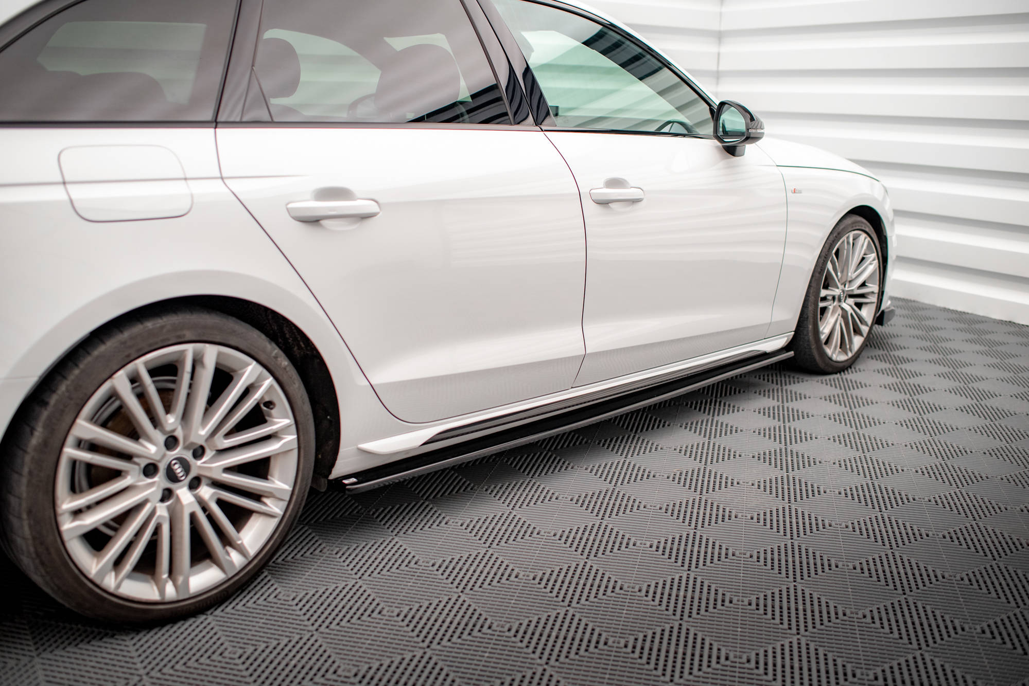 Bodykit Audi A4 S-Line B9 Facelift Maxton Glanzend zwart