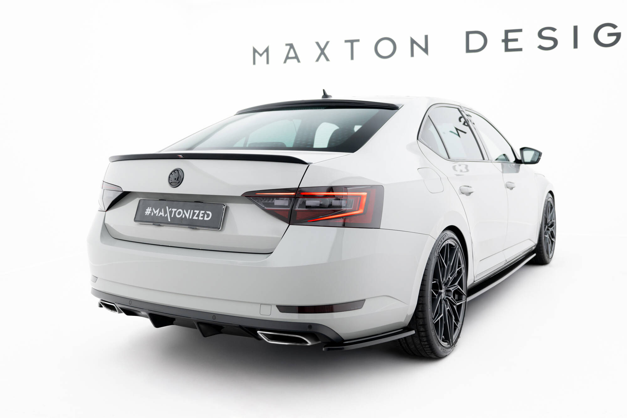 Achterzij Spoilers V.2 Skoda Superb Liftback / Combi MK3 Maxton Glanzend zwart