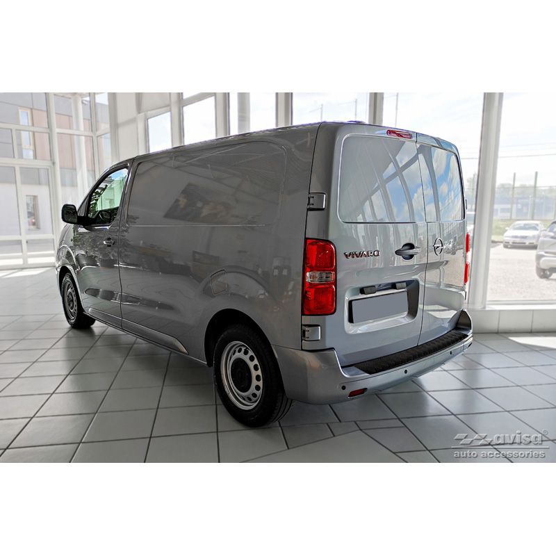 Matzwart Aluminium Achterbumperprotector  Citroën Space Tourer & Jumpy 2016- / Peugeot Traveller & Expert 2016- / Toyota Proace Verso 2016- / Opel Vivaro & Zafira Life 2019- (modellen met gespoten bovenzijde bumper) 'Riffled Plate'