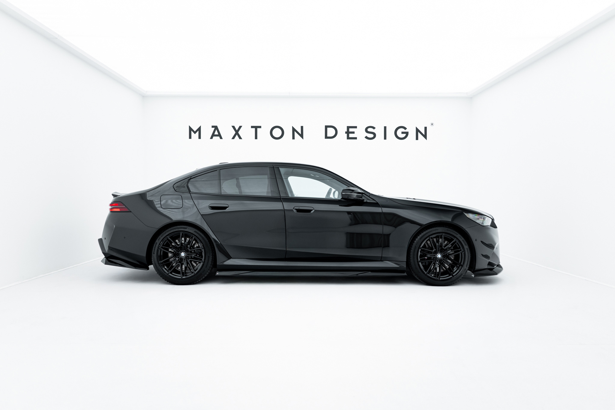 Bodykit BMW M5 G90 Maxton Glanzend zwart