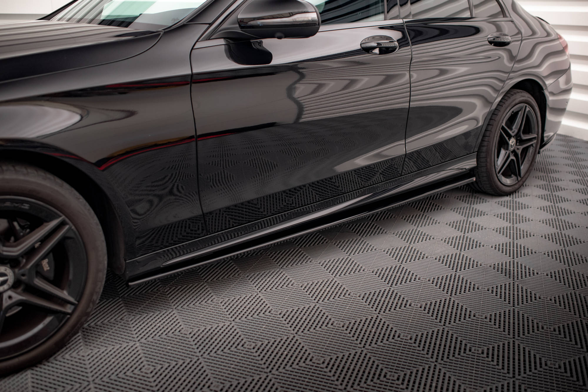 Bodykit Mercedes-Benz C AMG-Line Sedan / Estate W205 Facelift / S205 Facelift Maxton Glanzend zwart