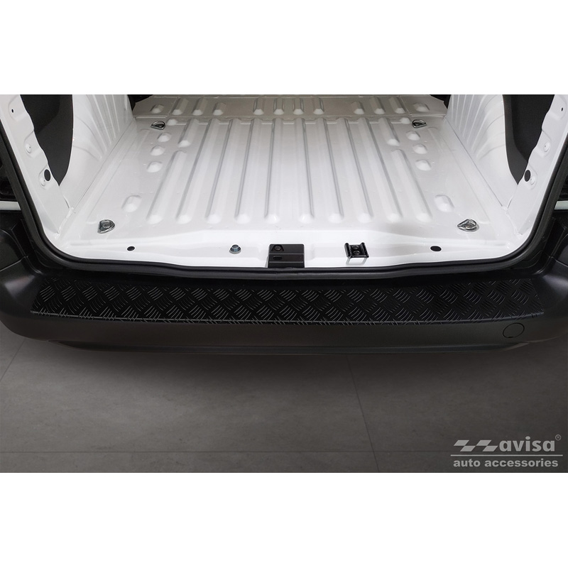 Matzwart Aluminium Achterbumperprotector  Citroën Berlingo (Multispace) & Peugeot Partner 2008-2015 & 2015-2018 & 2018- & Peugeot Rifter 2018- & Opel Combo E 2018- & Toyota Proace City/Verso 2019- & Fiat Doblo 2022- 'Riffled Plate'