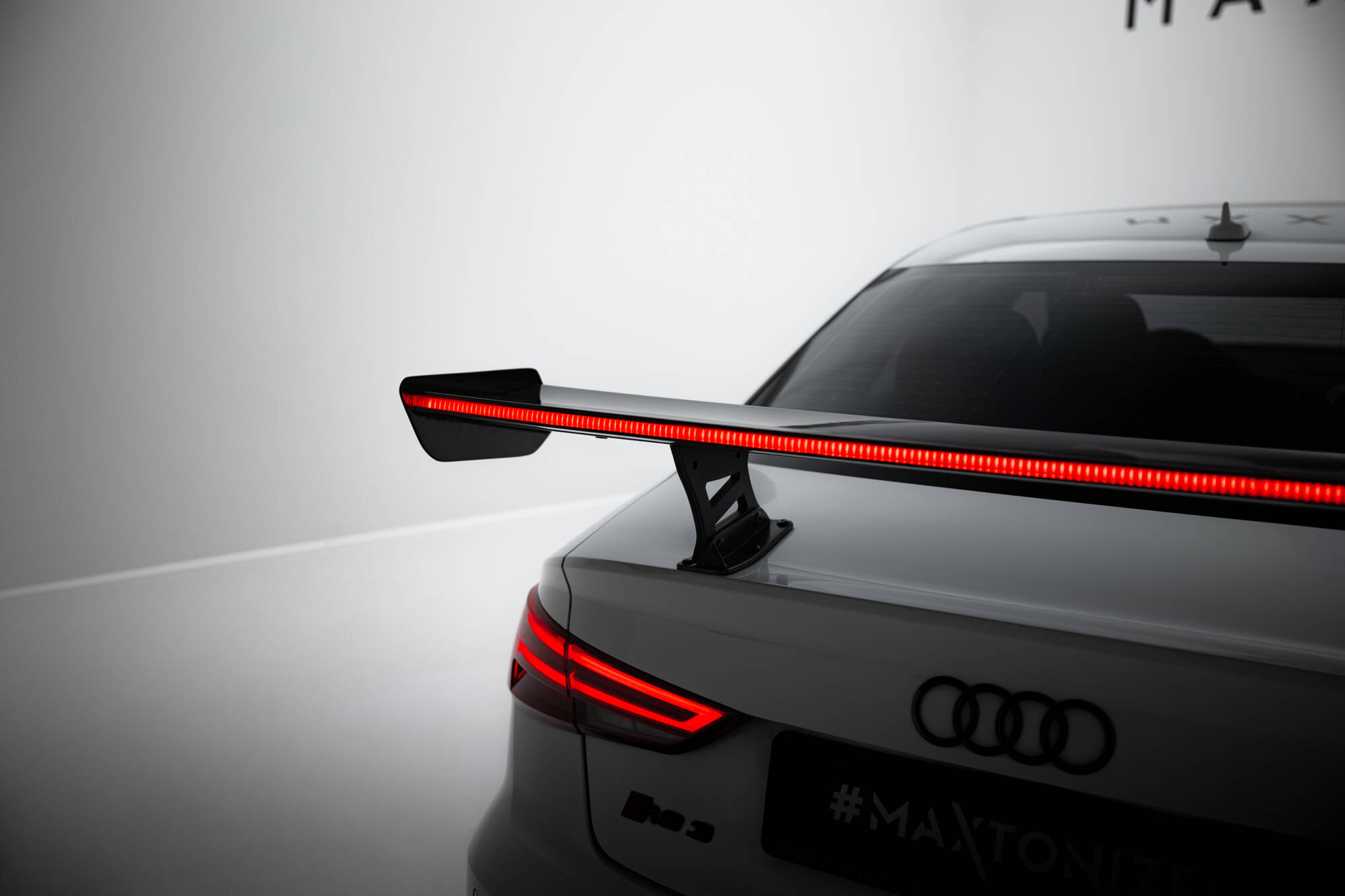 Carbon Spoiler + LED Audi A3 / A3 S-Line / S3 / RS3 Sedan 8Y / 8Y Facelift Maxton Glanzend zwart