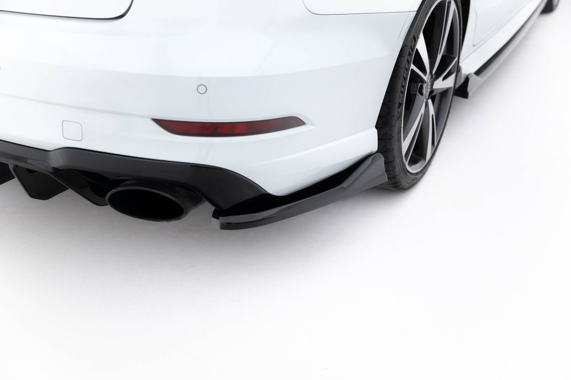 Achterzij Spoilers V.5 Audi RS3 Sedan 8V Facelift Maxton Glanzend zwart