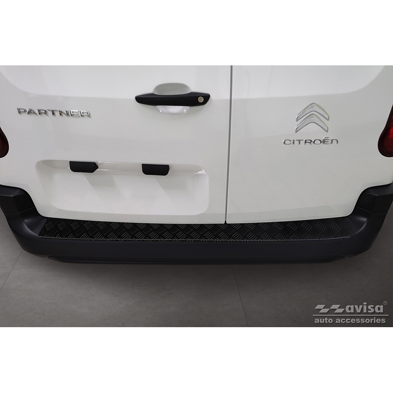 Matzwart Aluminium Achterbumperprotector  Citroën Berlingo (Multispace) & Peugeot Partner 2008-2015 & 2015-2018 & 2018- & Peugeot Rifter 2018- & Opel Combo E 2018- & Toyota Proace City/Verso 2019- & Fiat Doblo 2022- 'Riffled Plate'