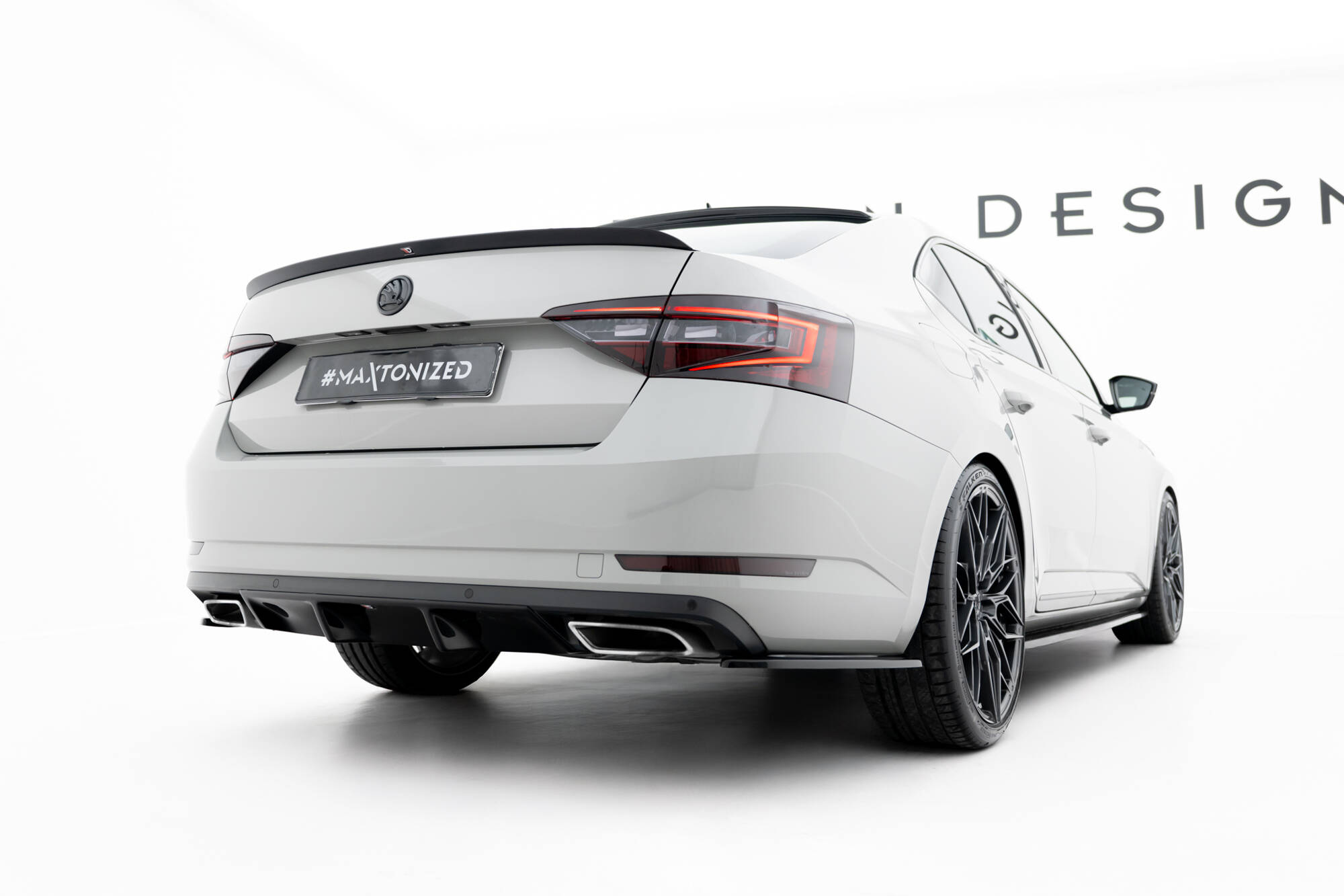 Bodykit V.1 Skoda Superb Liftback MK3 Maxton Glanzend zwart