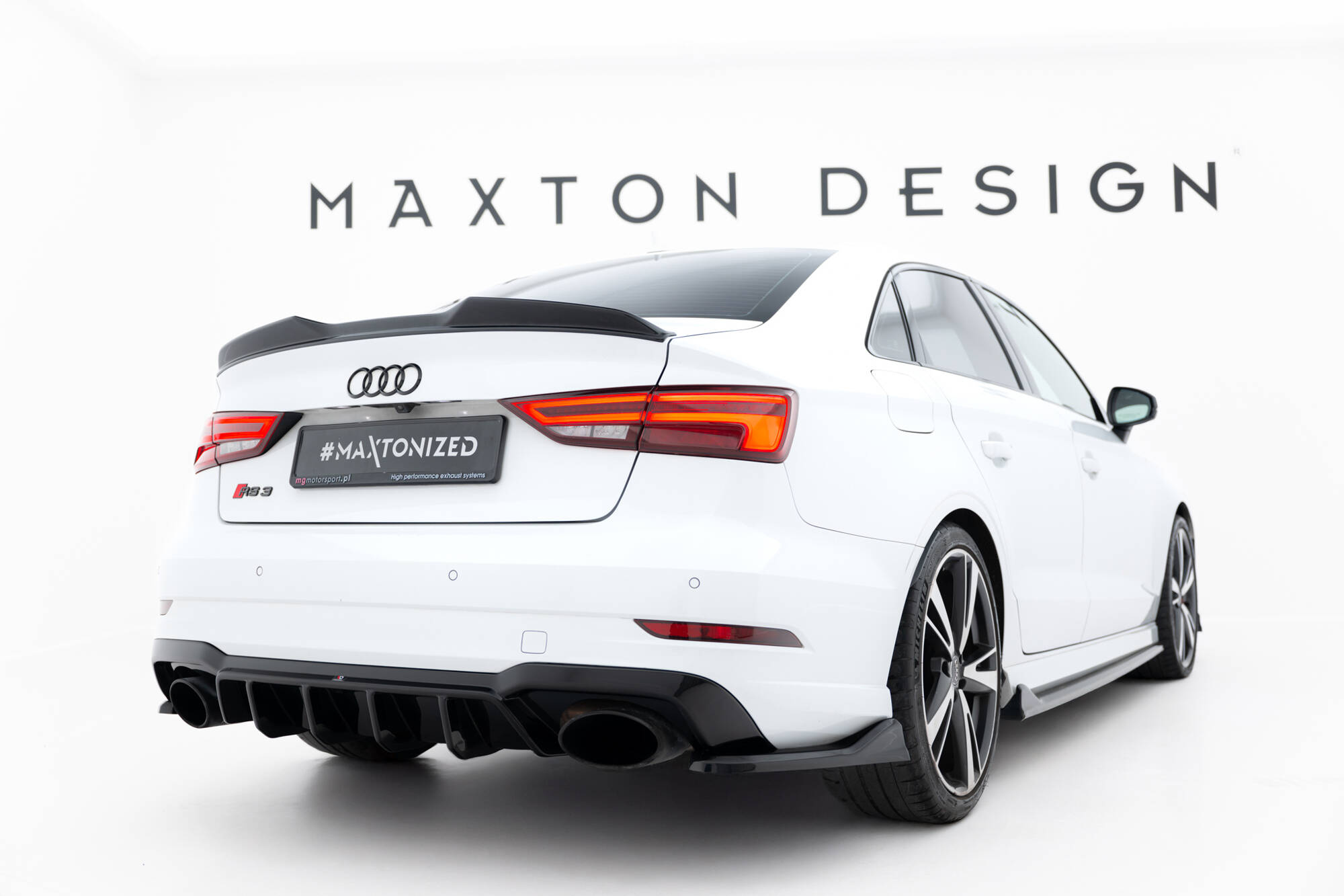 Bodykit Audi RS3 Sedan 8V Facelift Maxton Glanzend zwart