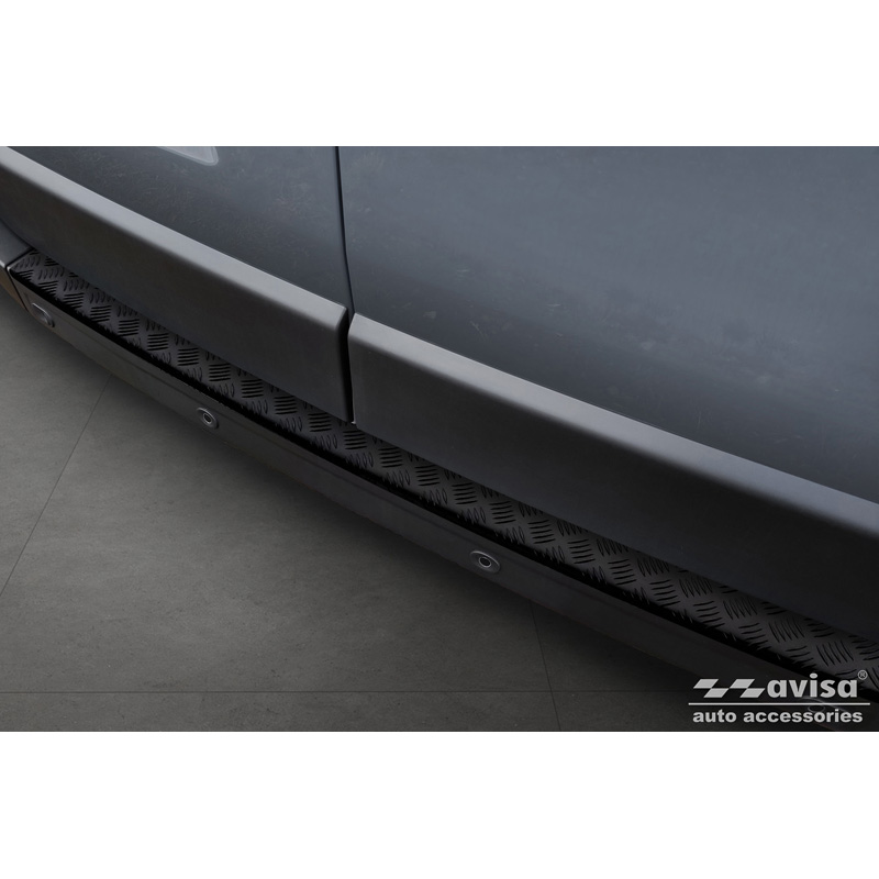 Matzwart Aluminium Achterbumperprotector  Opel Movano / Renault Master II / Nissan NV400 2010-2018 & 2018-2021 'Riffled Plate'