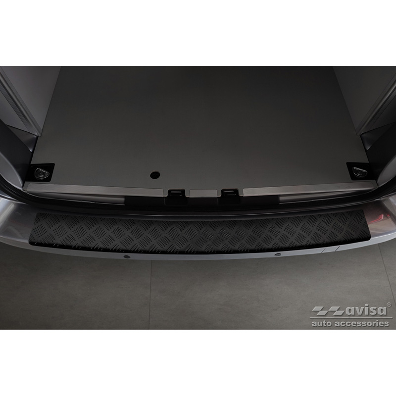 Matzwart Aluminium Achterbumperprotector  Citroën Space Tourer & Jumpy 2016- / Peugeot Traveller & Expert 2016- / Toyota Proace Verso 2016- / Opel Vivaro & Zafira Life 2019- (modellen met gespoten bovenzijde bumper) 'Riffled Plate'