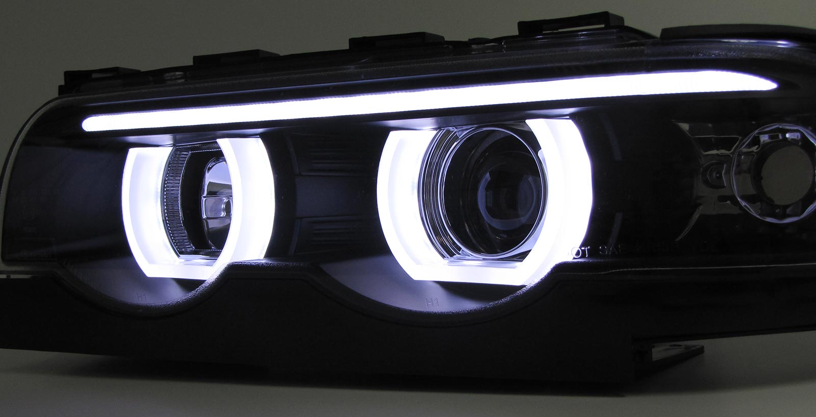 Faros BMW E38 94-01 3D LED Halo Rims Black