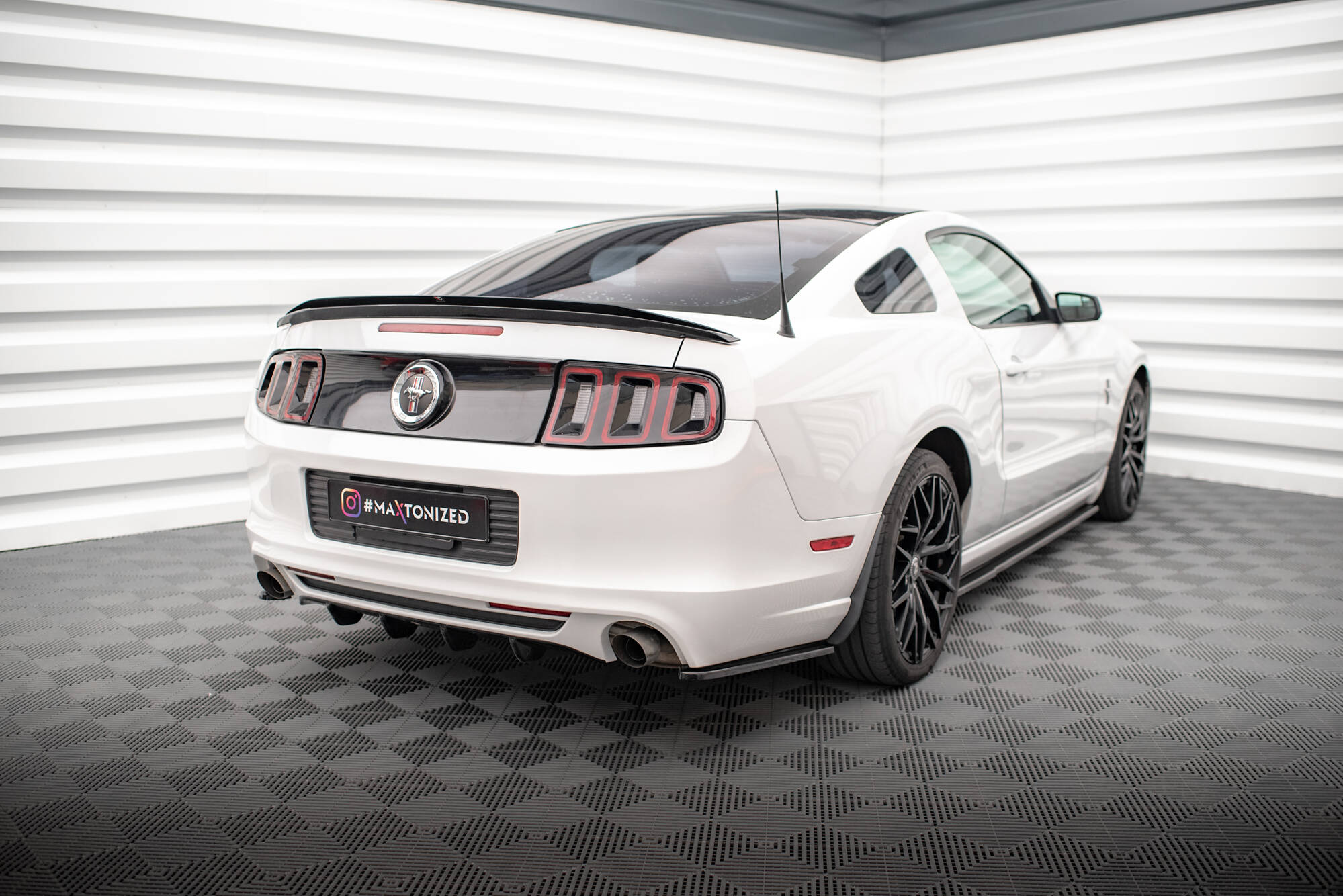 Bodykit Ford Mustang MK5 Facelift Maxton Glanzend zwart