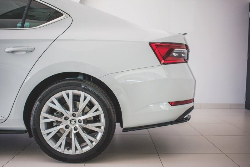 Achterzijde skirts Skoda Superb 3 FL Maxton Design glans zwart