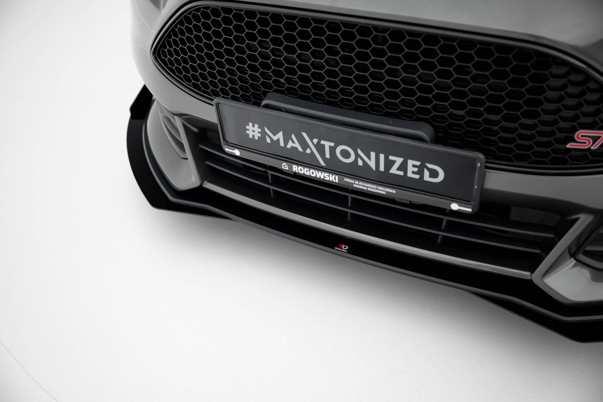 Street Pro Voorspoiler + Flaps Ford Focus ST MK3 Facelift Maxton Glanzend zwart