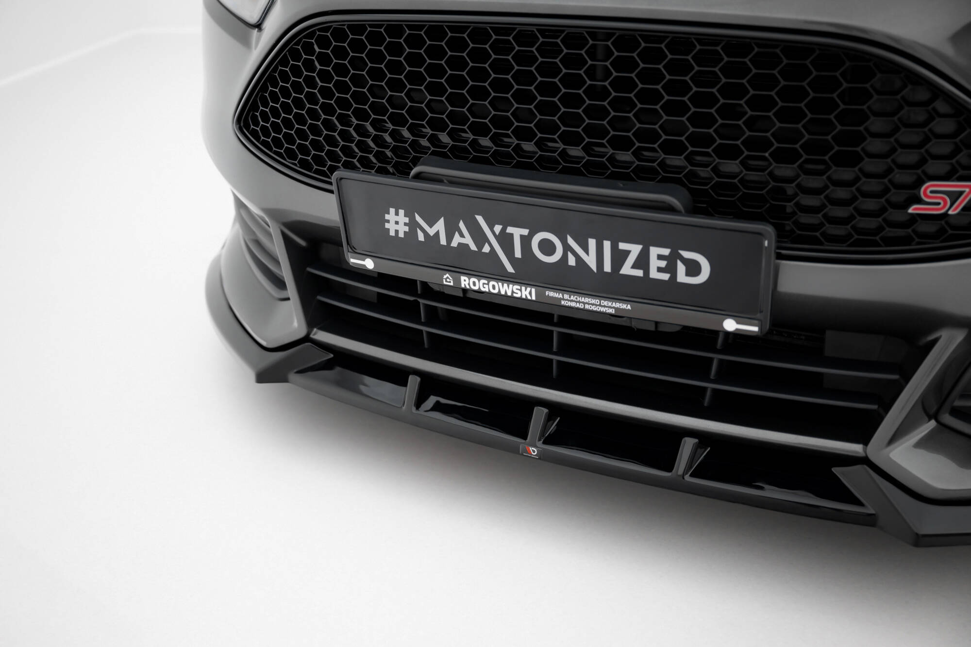 Voorspoiler V.6 Ford Focus ST MK3 Facelift Maxton Glanzend zwart