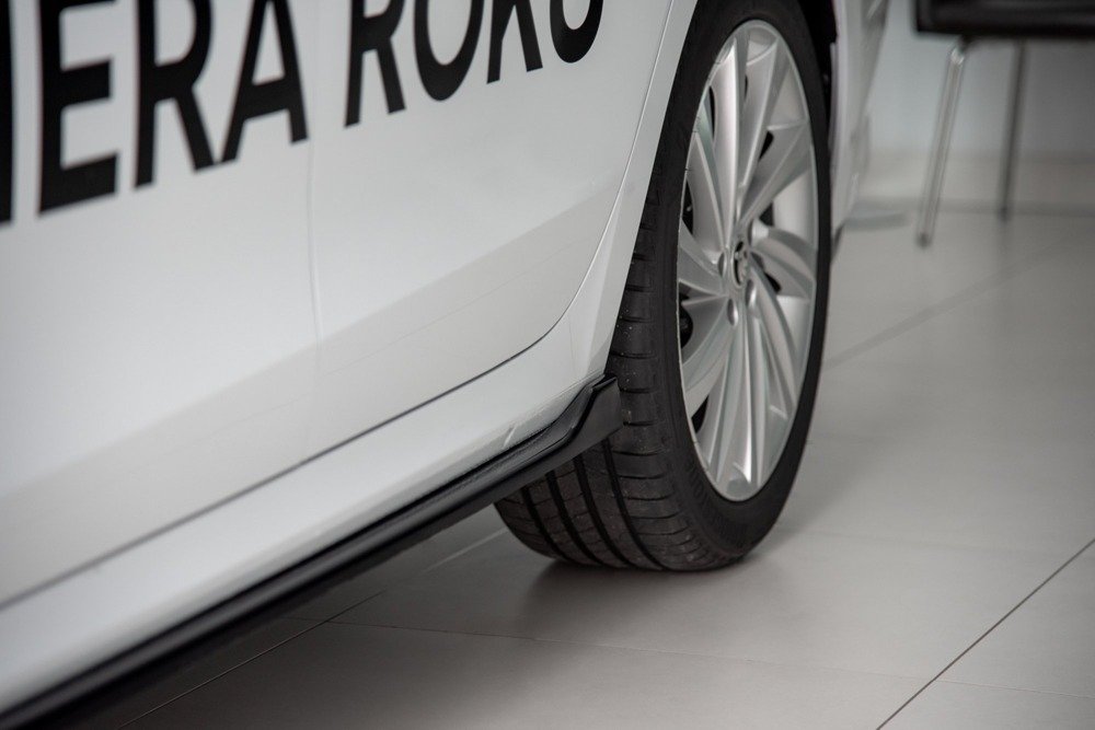 Zijskirts V.1 Maxton Skoda Octavia Mk4 Glans Zwart