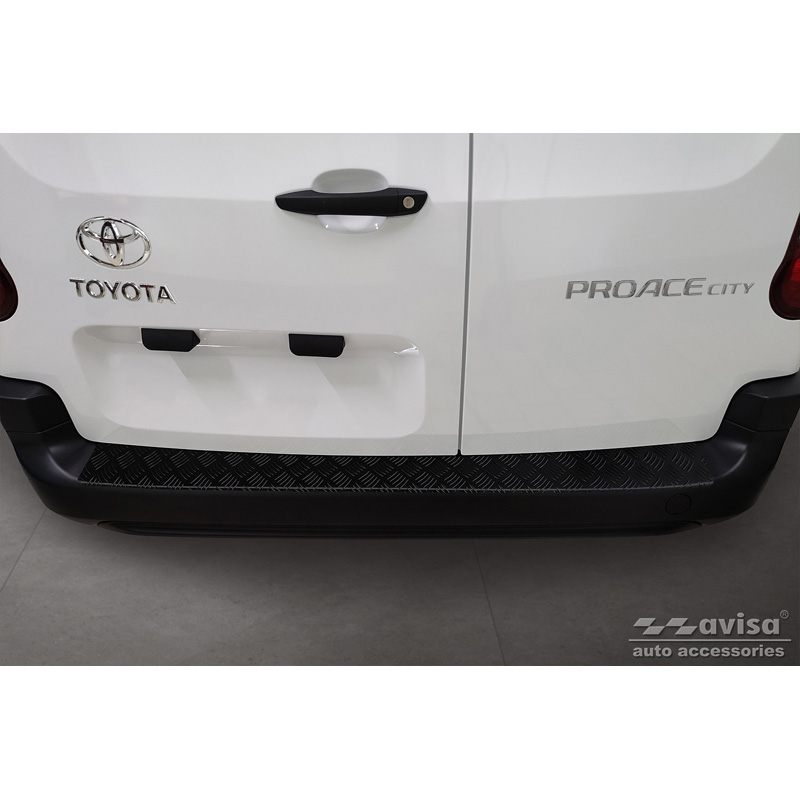 Matzwart Aluminium Achterbumperprotector  Citroën Berlingo (Multispace) & Peugeot Partner 2008-2015 & 2015-2018 & 2018- & Peugeot Rifter 2018- & Opel Combo E 2018- & Toyota Proace City/Verso 2019- & Fiat Doblo 2022- 'Riffled Plate'