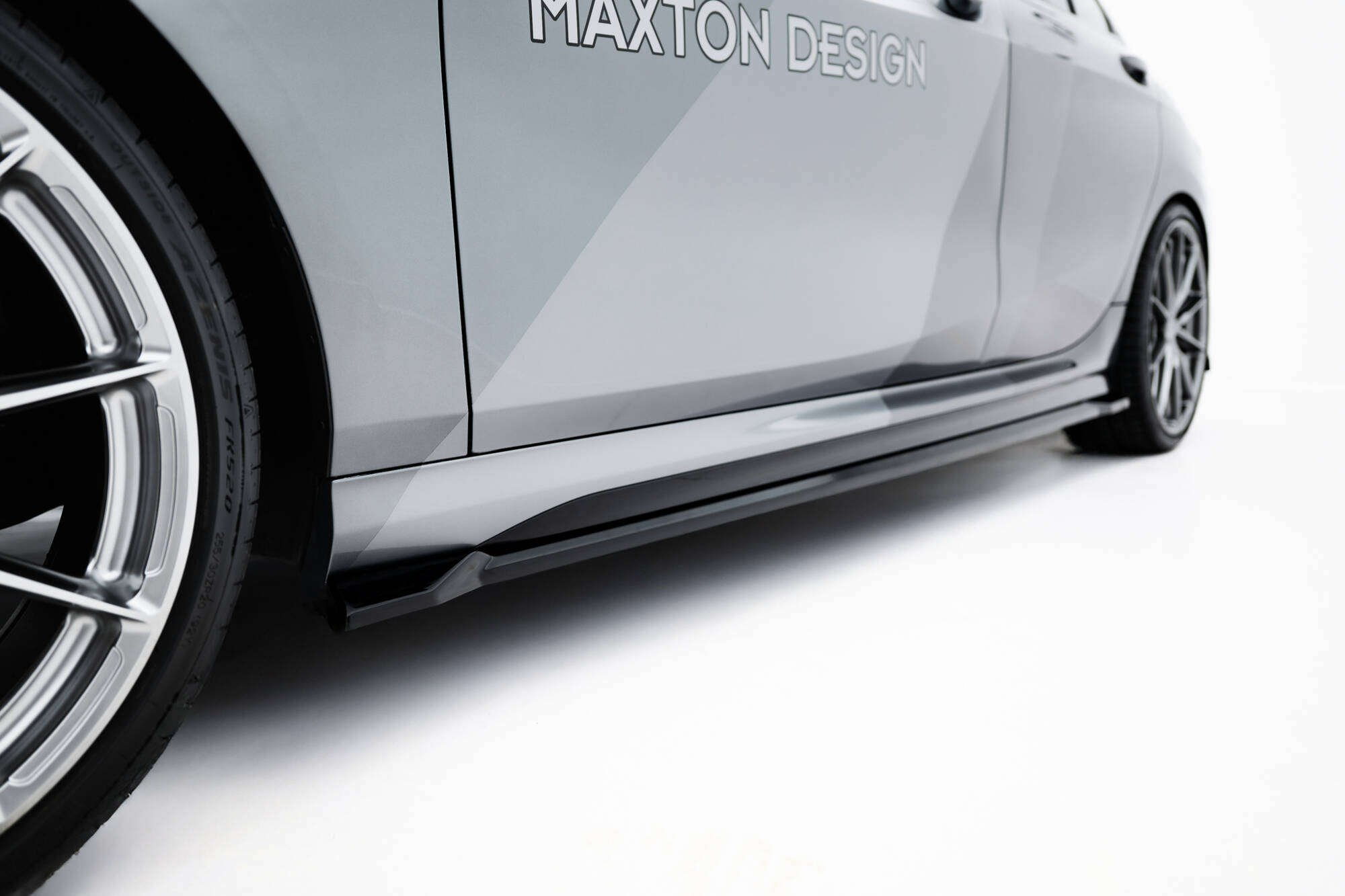 Zijskirts V.3 BMW M135i / 1 M-Pack F70 Maxton Glanzend zwart