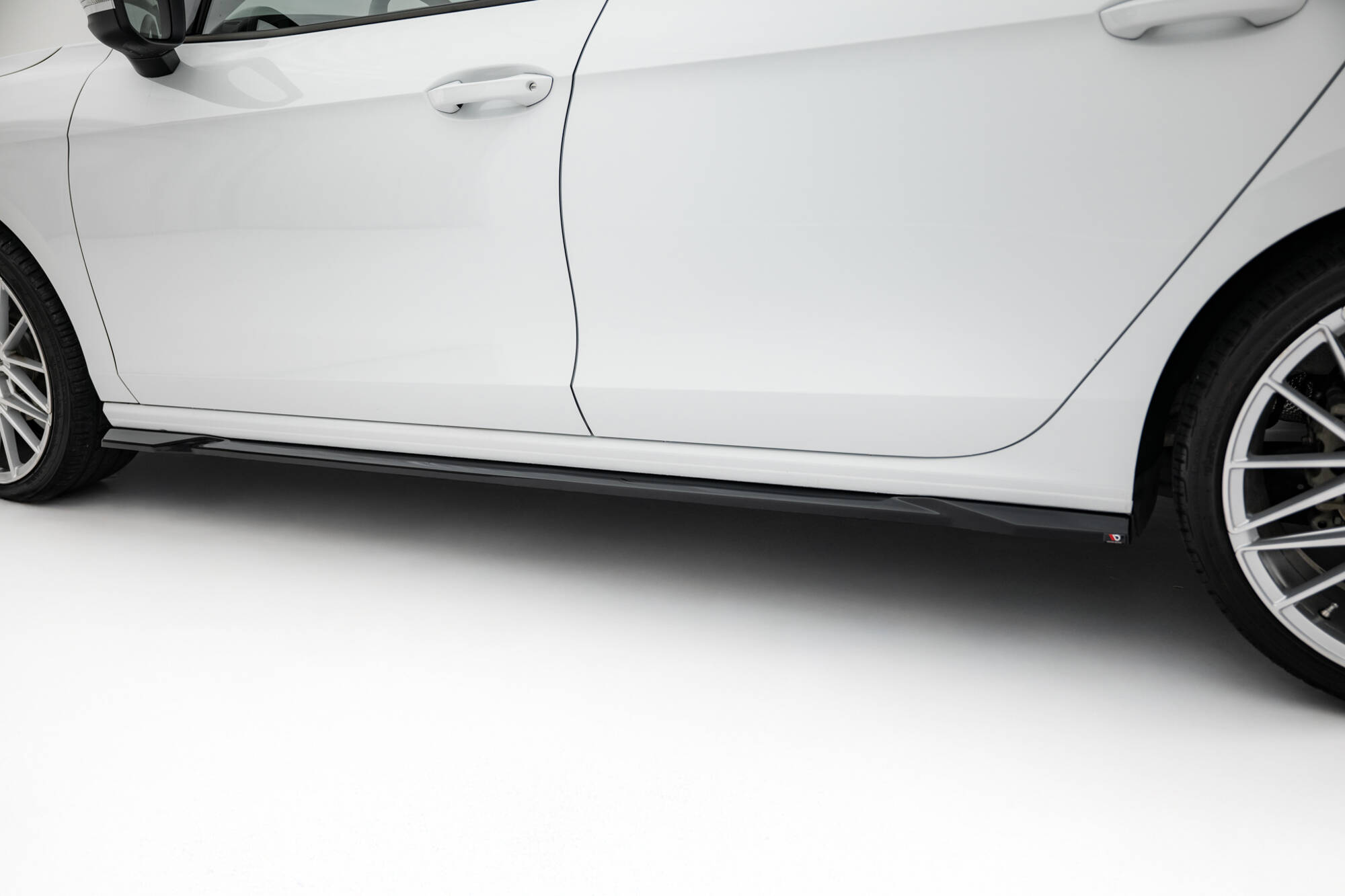 Zijskirts Volkswagen Passat B9 Maxton Glanzend zwart