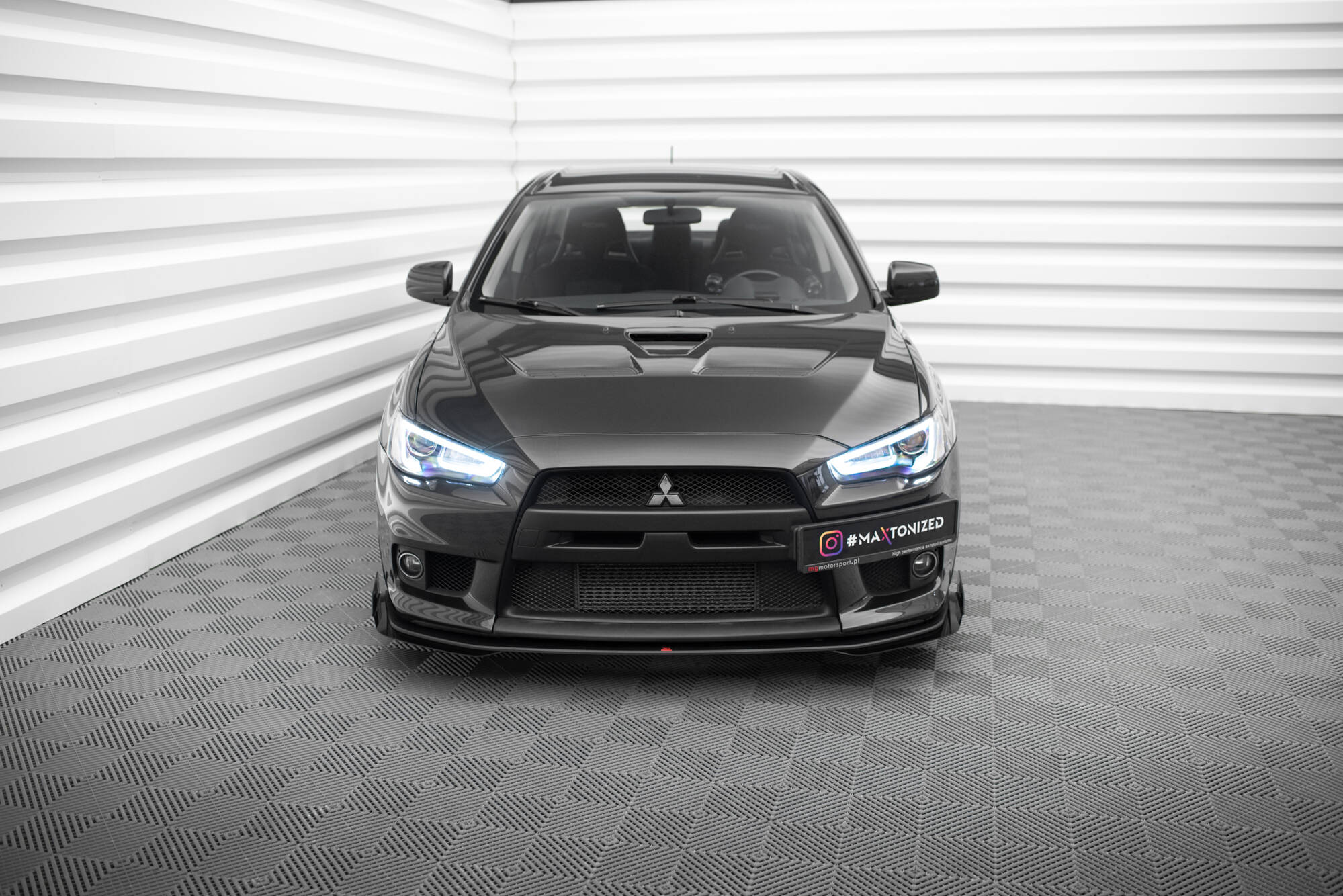 Street Pro Voorspoiler + Flaps Mitsubishi Lancer EVO X Maxton Glanzend zwart