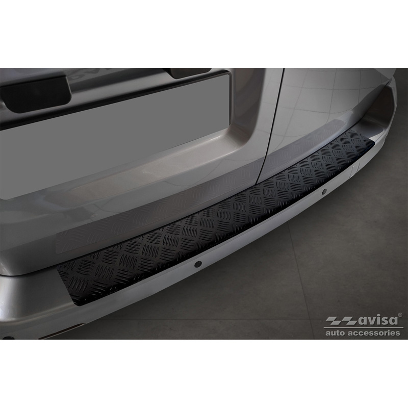 Matzwart Aluminium Achterbumperprotector  Citroën Space Tourer & Jumpy 2016- / Peugeot Traveller & Expert 2016- / Toyota Proace Verso 2016- / Opel Vivaro & Zafira Life 2019- (modellen met gespoten bovenzijde bumper) 'Riffled Plate'