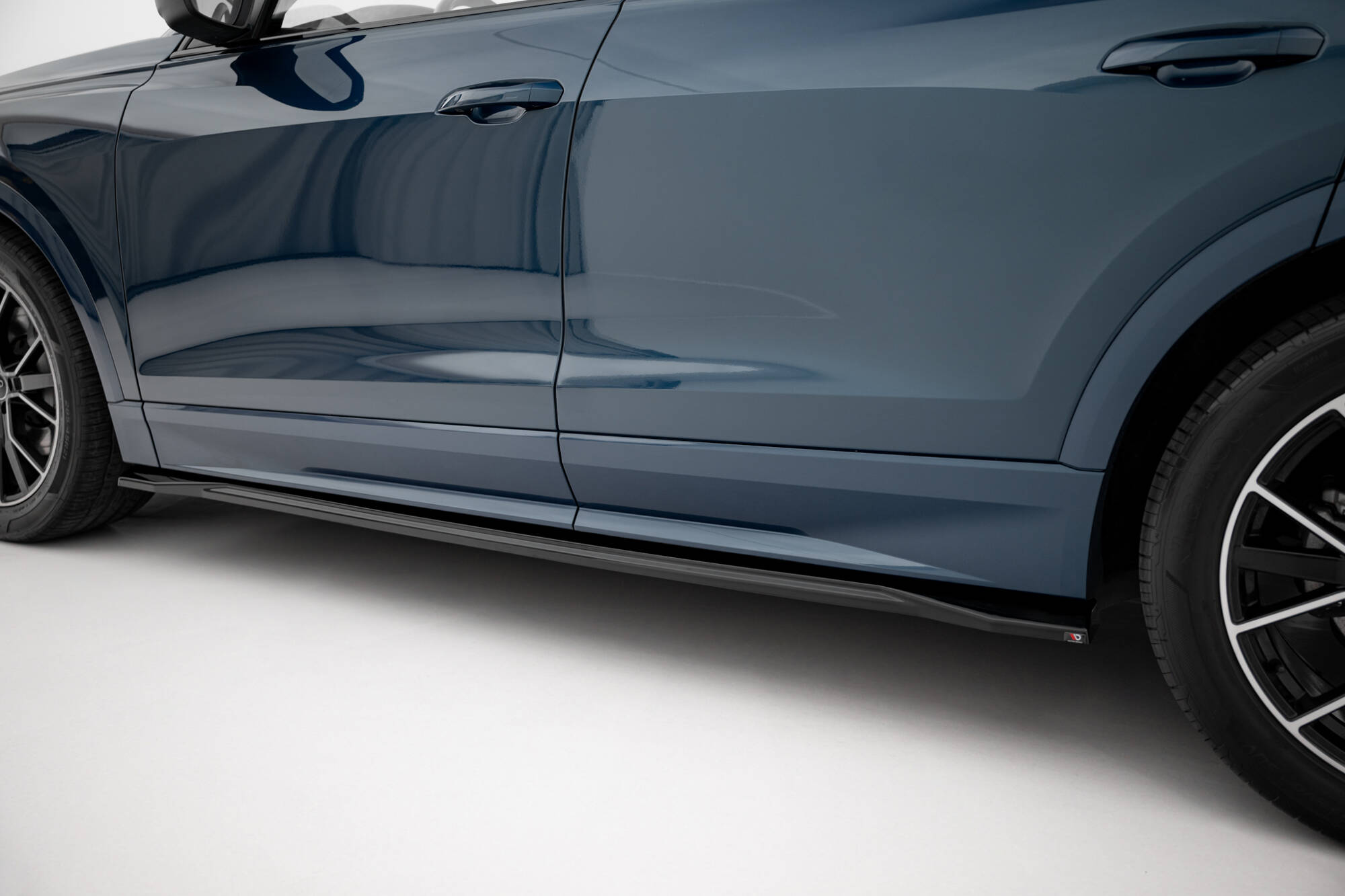 Zijskirts Audi Q8 Mk1 Maxton Glanzend zwart
