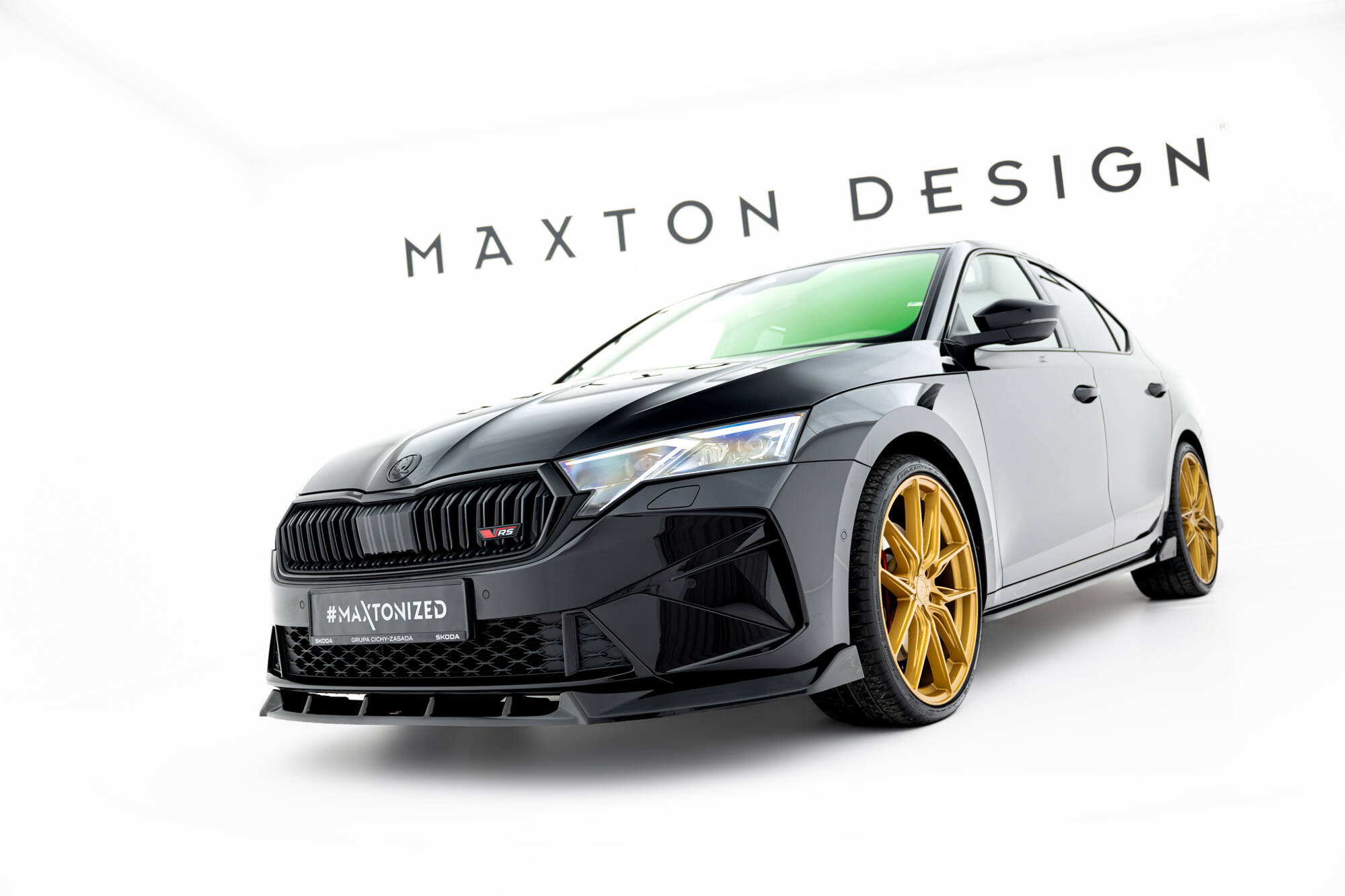 Voorspoiler V.2 Skoda Octavia RS Liftback MK4 / MK4 Facelift Maxton Glanzend zwart