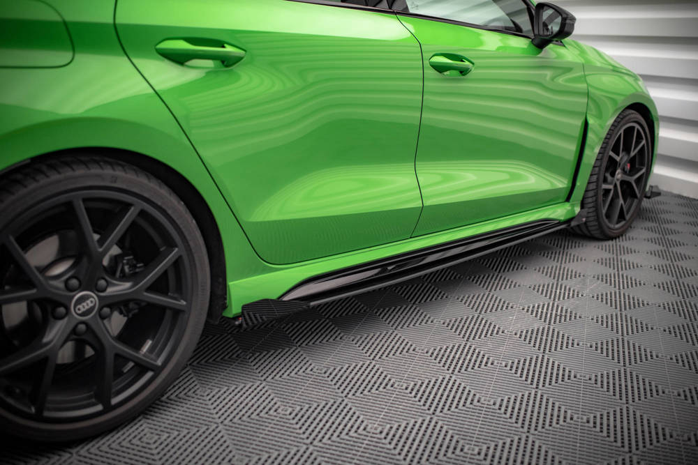 Street Pro Zijskirts met Canards Audi RS3 Sedan 8Y Maxton