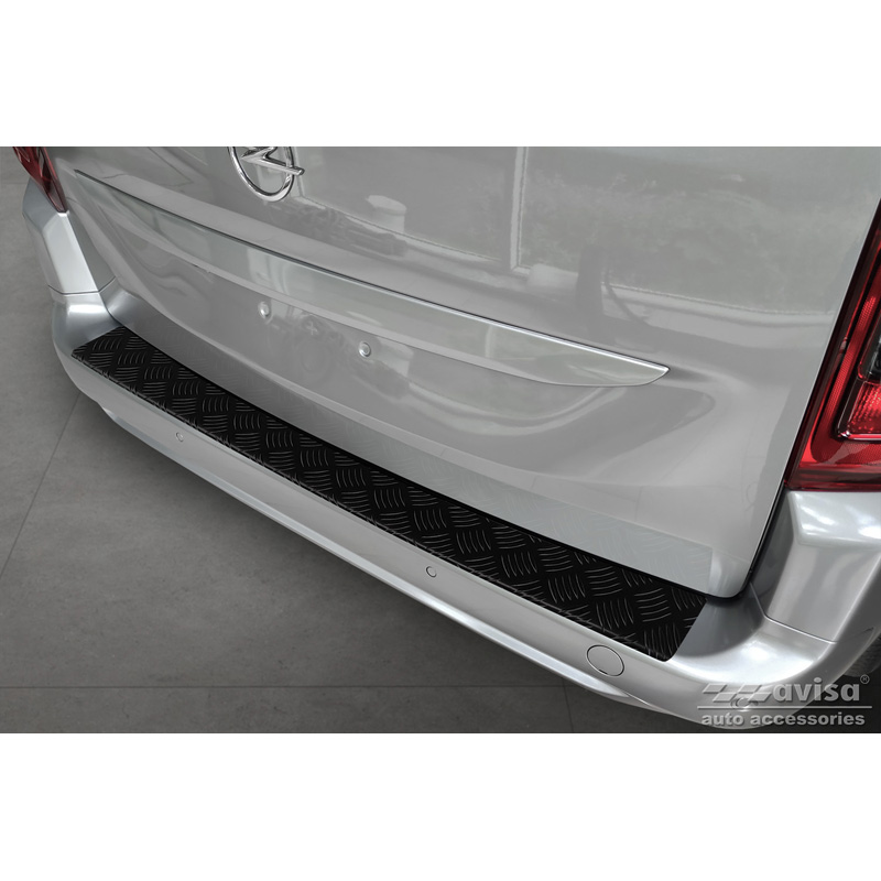 Matzwart Aluminium Achterbumperprotector  Citroën Berlingo (Multispace) & Peugeot Partner 2008-2015 & 2015-2018 & 2018- & Peugeot Rifter 2018- & Opel Combo E 2018- & Toyota Proace City/Verso 2019- & Fiat Doblo 2022- 'Riffled Plate'