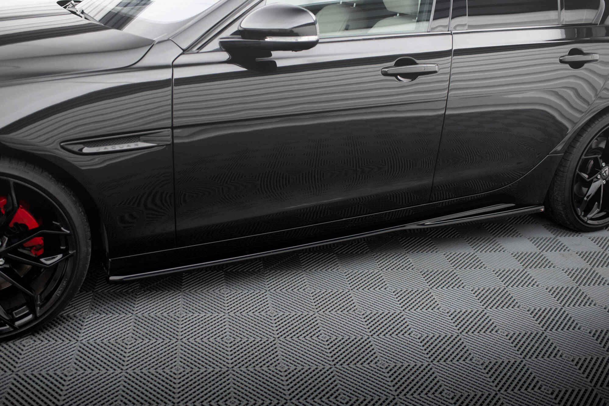 Bodykit Jaguar XE X760 Facelift Maxton Glanzend zwart