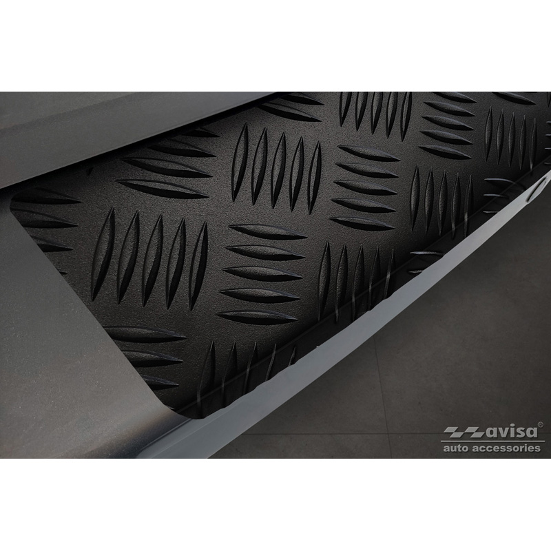 Matzwart Aluminium Achterbumperprotector  Citroën Space Tourer & Jumpy 2016- / Peugeot Traveller & Expert 2016- / Toyota Proace Verso 2016- / Opel Vivaro & Zafira Life 2019- (modellen met gespoten bovenzijde bumper) 'Riffled Plate'