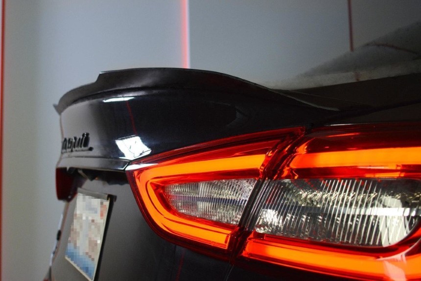 Spoiler cap Maserati Quattroporte Maxton Design Glans zwart