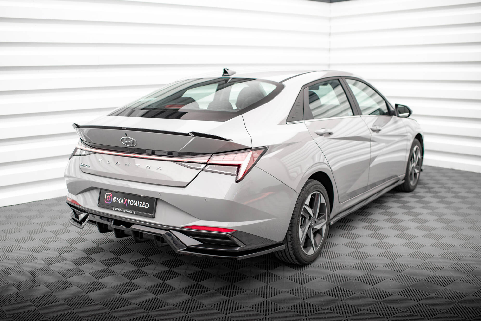 Bodykit Hyundai Elantra MK7 Maxton Glanzend zwart