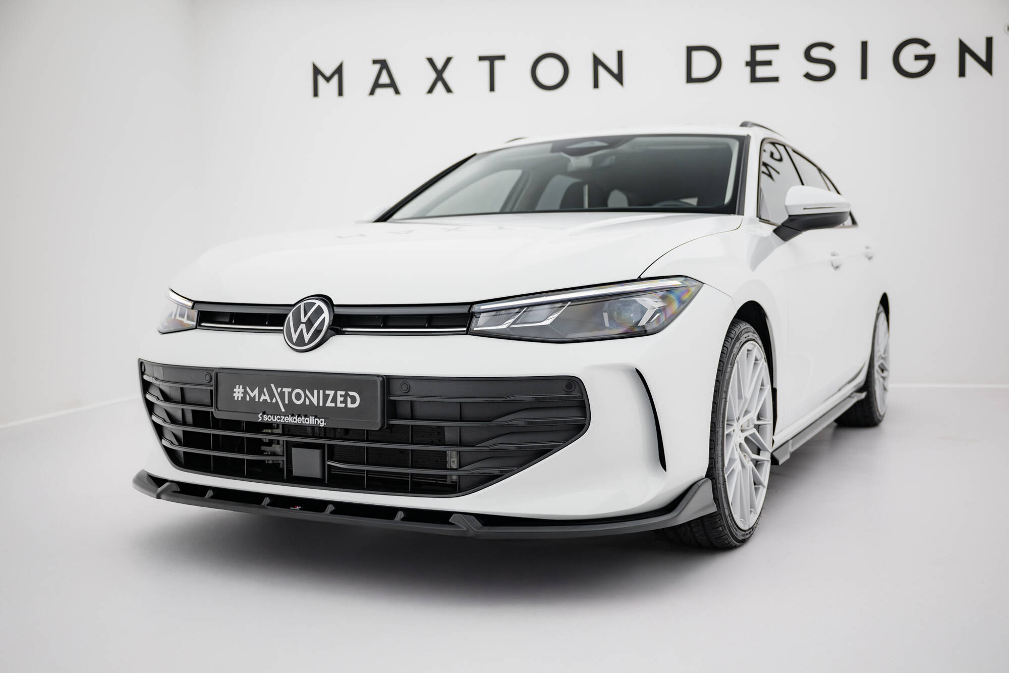 Voorspoiler V.2 Volkswagen Passat B9 Maxton Glanzend zwart