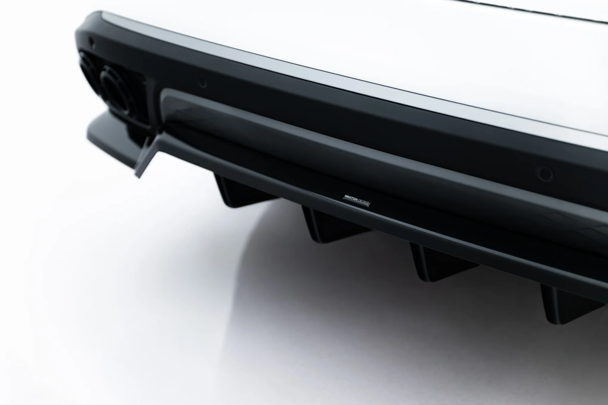 Rear Splitter Omoda 9 Mk1 met Verticale Spijlen Maxton Glanzend Zwart