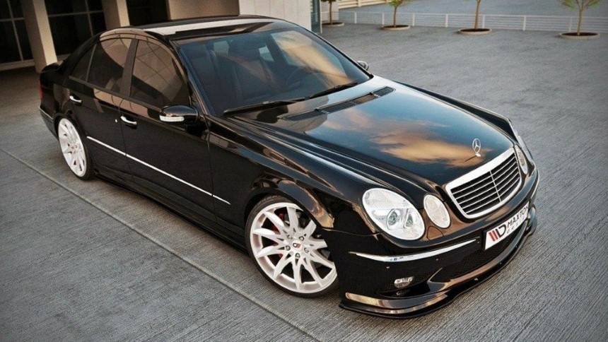 Voorspoiler Mercedes E W211 AMG Maxton Design glans zwart