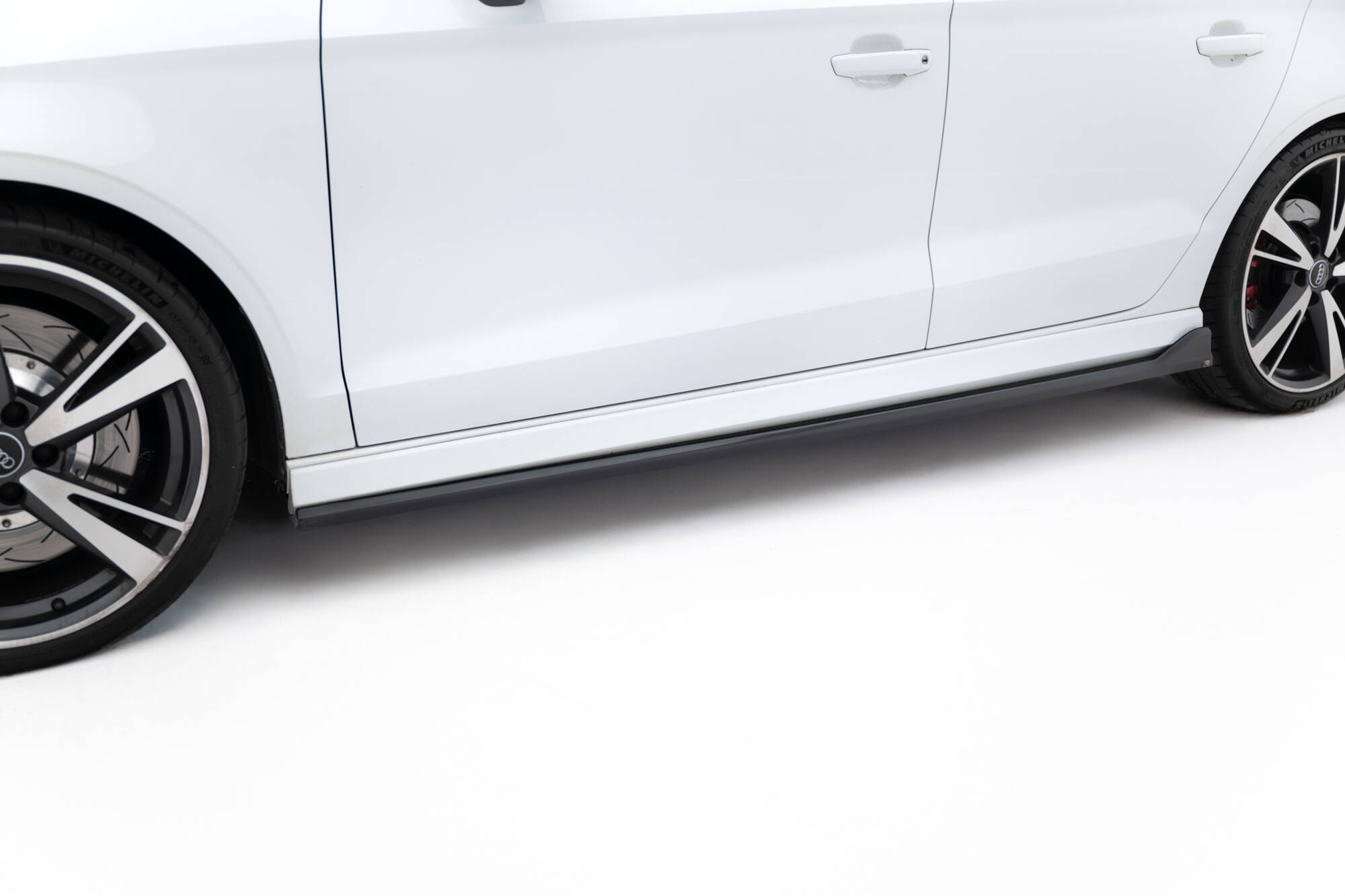 Bodykit Audi RS3 Sedan 8V Facelift Maxton Glanzend zwart