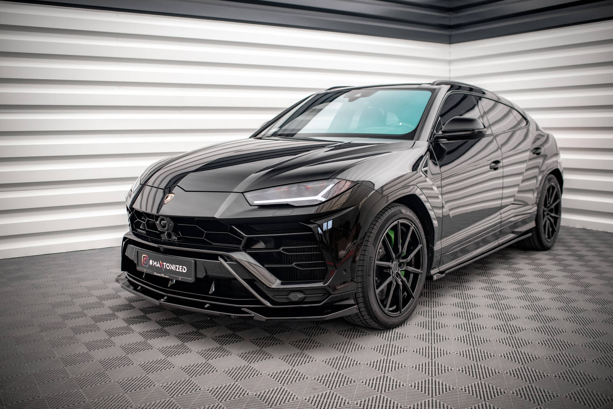 Voorspoiler V.2 Lamborghini Urus Maxton Glans Zwart