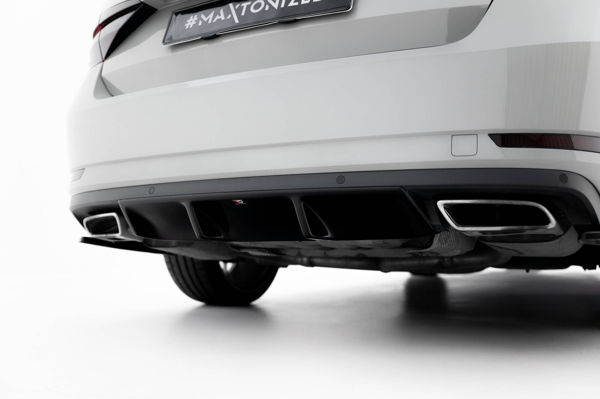 Bodykit V.1 Skoda Superb Liftback MK3 Maxton Glanzend zwart