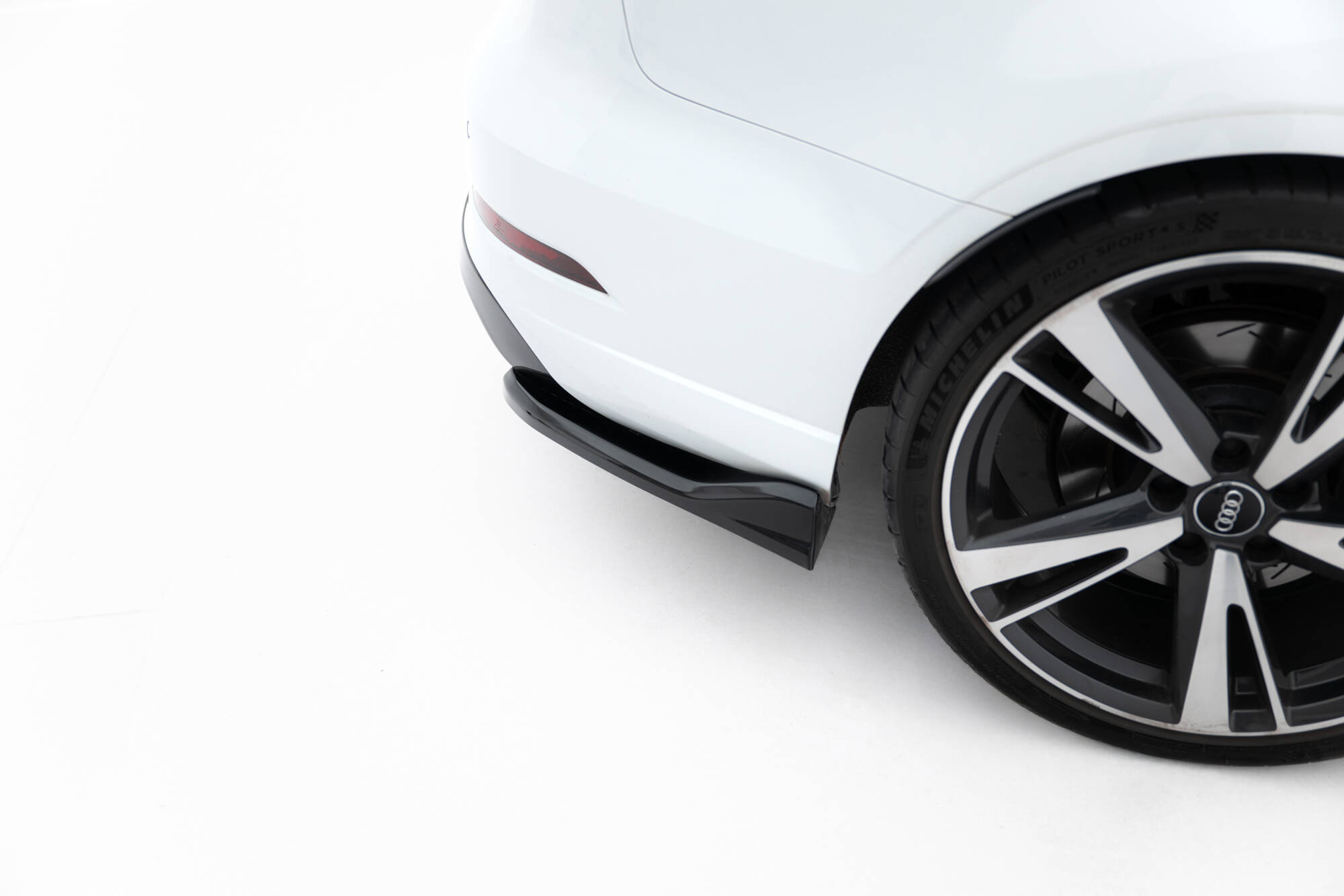 Bodykit Audi RS3 Sedan 8V Facelift Maxton Glanzend zwart