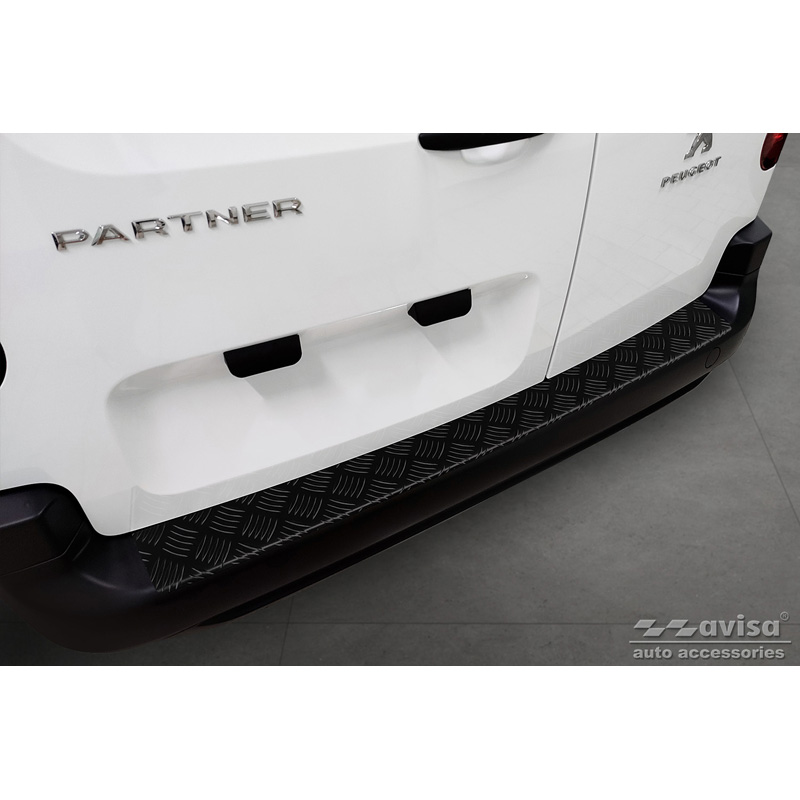 Matzwart Aluminium Achterbumperprotector  Citroën Berlingo (Multispace) & Peugeot Partner 2008-2015 & 2015-2018 & 2018- & Peugeot Rifter 2018- & Opel Combo E 2018- & Toyota Proace City/Verso 2019- & Fiat Doblo 2022- 'Riffled Plate'