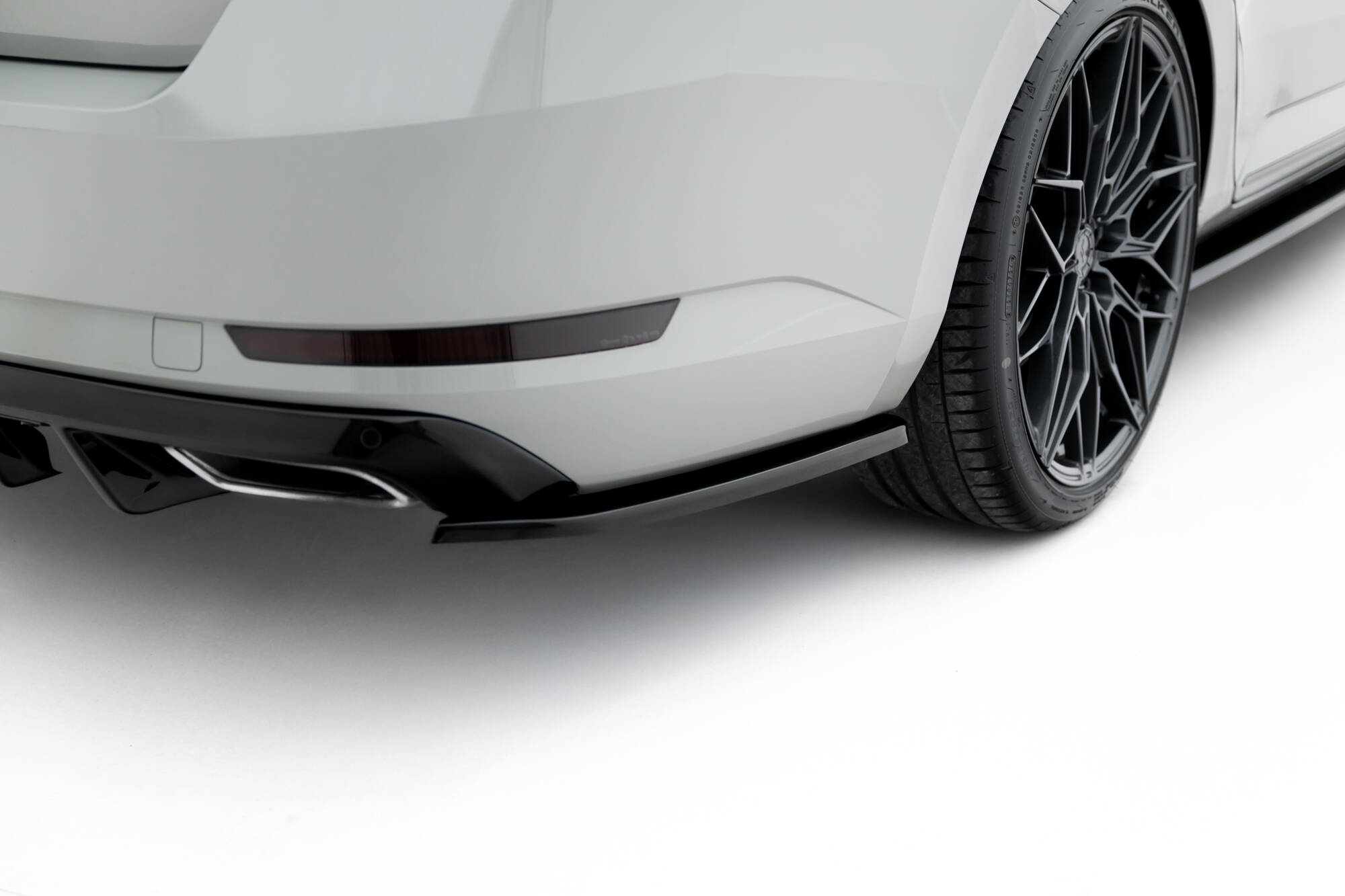 Achterzij Spoilers V.3 Skoda Superb Liftback / Combi MK3 Maxton Glanzend zwart